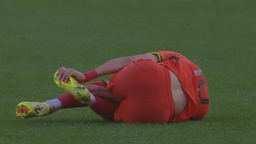 痛苦倒地！王钰栋传中遭对手踩踏裁判仅黄牌引热议，造任意球一脚直接爆射闷人墙