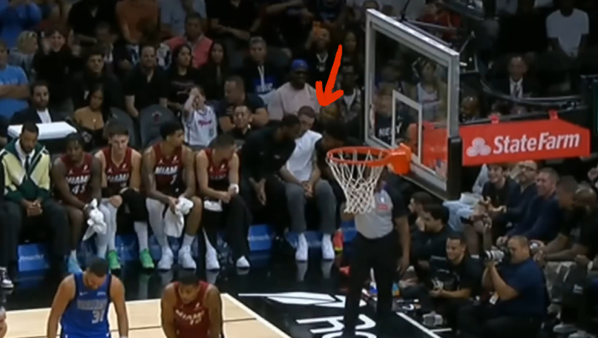 克莱被菜鸟辱骂，维金斯暖心一幕，警告队友尊敬前辈！