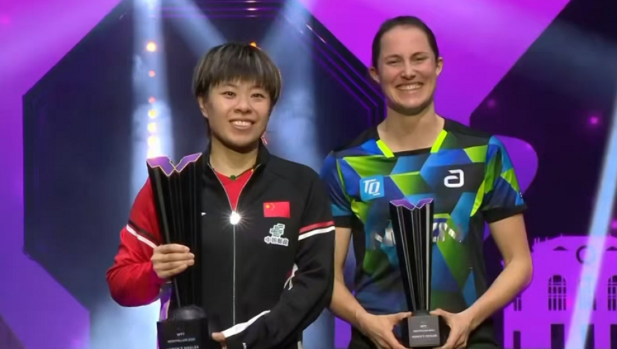 女单颁奖礼：冠军王艺迪面带微微的笑容，亚军笑容灿烂，非常自豪