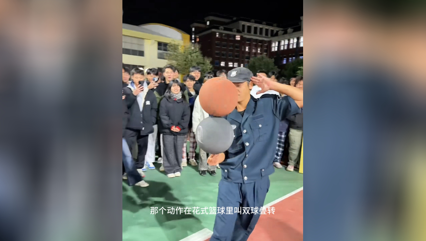 37岁保安在高校球场上表演花式篮球，双球叠转引全场欢呼
