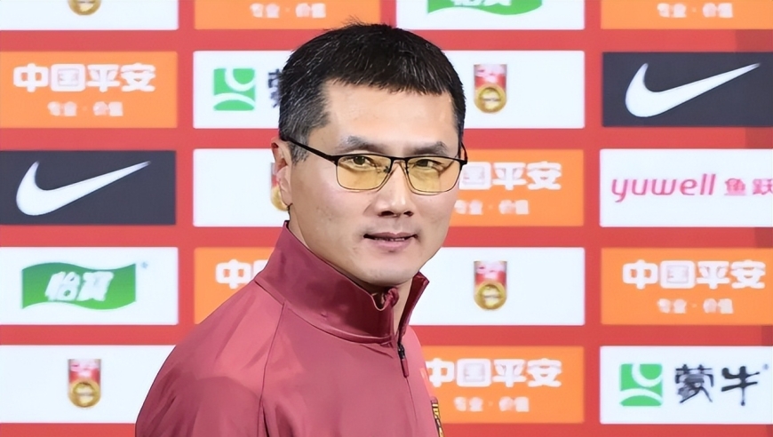 初生牛犊不怕虎！邵佳一刚接手国足，就作出2大胆举动，比外教有勇气