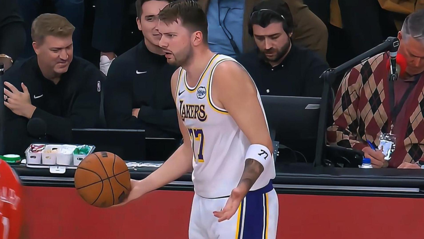 完爆！快船首节再轰8-0攻击波碾压湖人 东契奇状态全无还吃技犯