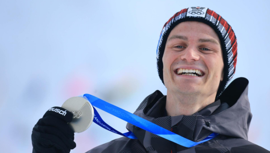 奖牌质量太糙！意大利制造天塌了 奥地利名将轻轻一跳奖牌就掉了