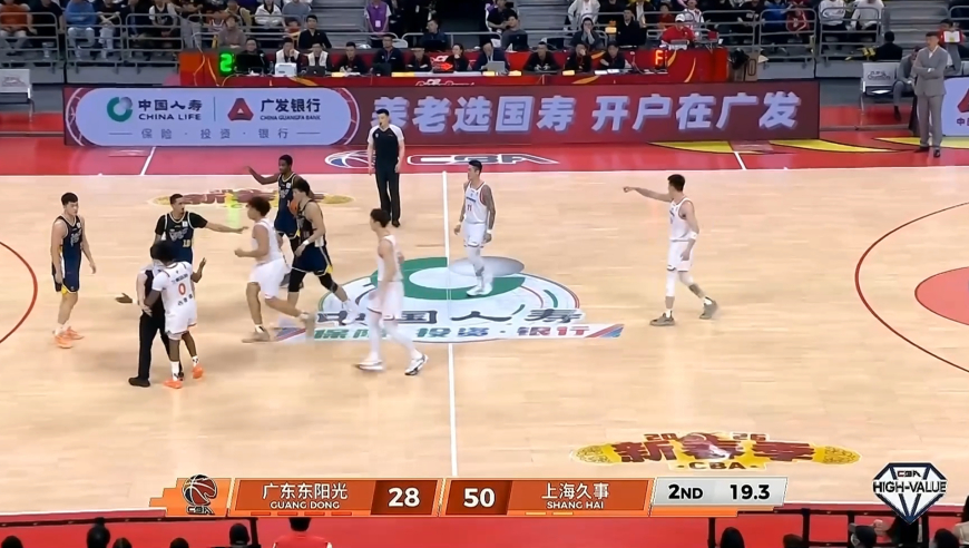 爆发冲突！张皓嘉篮下拉拽古德温摔倒 随后古德温顶倒张皓嘉