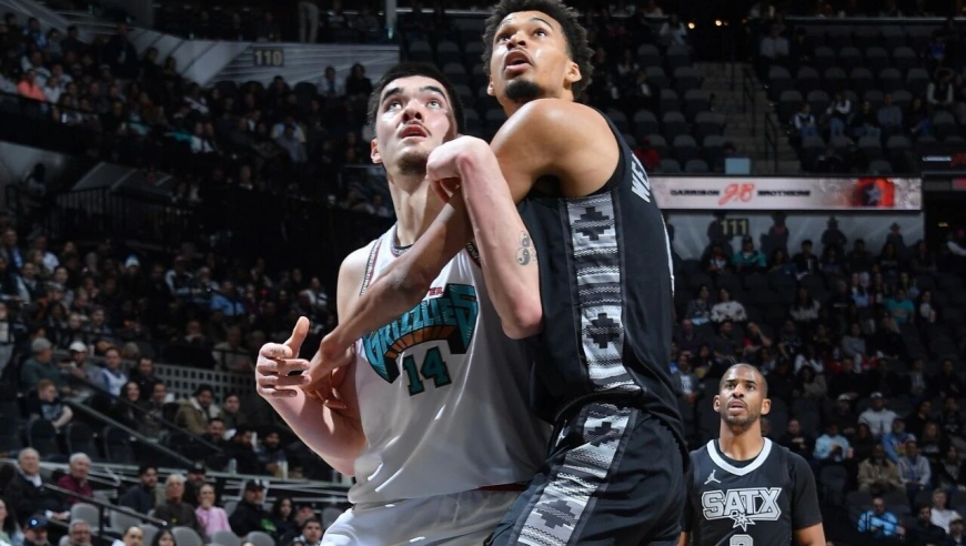 2米21！应力性骨折！联盟第二中锋赛季报销