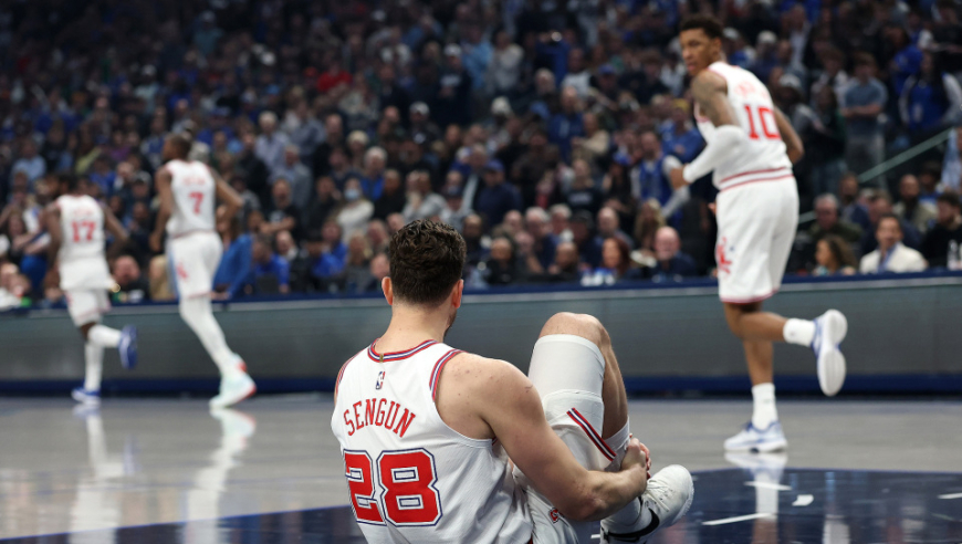 火箭爆冷不敌独行侠！申京伤退杜兰特34+5+7 浓眉24+12+5帽