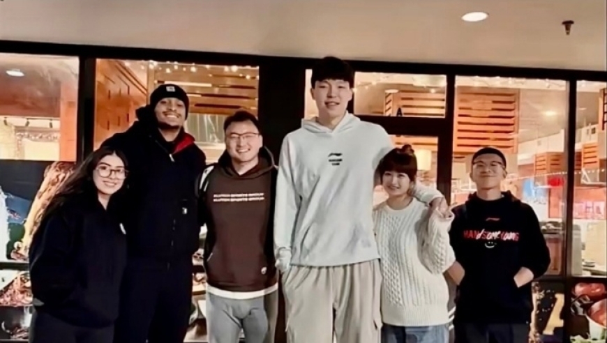 首次正式同框？杨瀚森搂着女友亮相曝光：满脸笑容与马刺球员合影