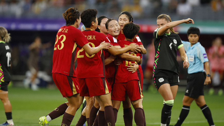 中国女足半场1-1澳大利亚！张琳艳造点+扳平 2将染黄 射门数占优