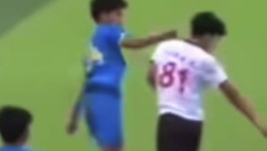 0-4输球！四川球员拳击对手脸部：被警察带走 30人冲突+救护车进场