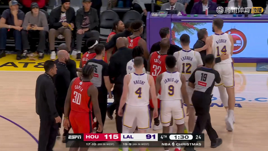 最后时刻围坐一团！戴维森故意推飞克勒贝尔引发冲突 