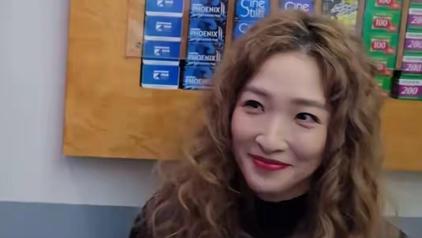 惊艳炸场！刘诗雯染金发烫羊毛卷，大红唇搭法式复古裙美出新高度