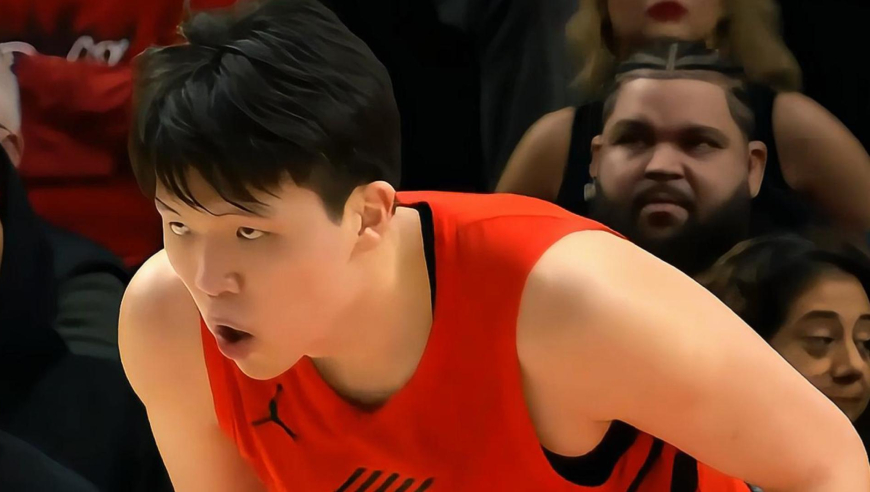 爆发！开拓者末节轰11-0追回分差 杨瀚森面对亚当斯抛投得分