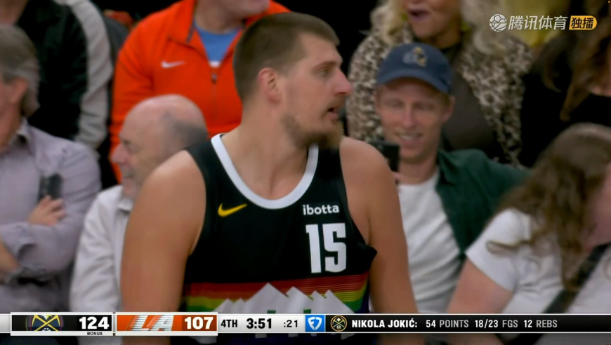 意外！快船掘金比赛最后一节球迷从看台跳下冲入球场 保安半天没拦住