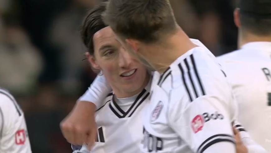 刺激！威尔逊攻破旧主利物浦球门，主裁吹罚越位VAR介入改判