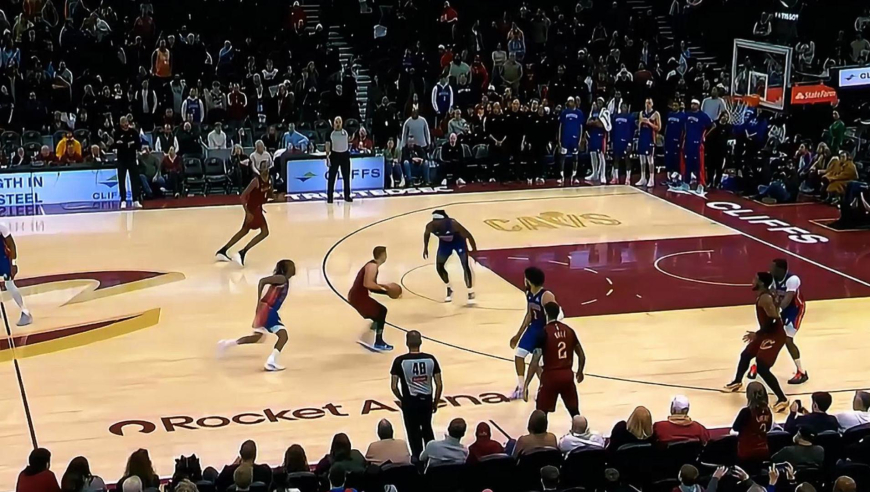 活塞骑士末节决胜时刻：活塞汤普森补篮定胜局 米切尔错失关键罚球