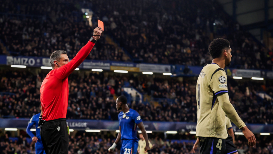 怎么老是你？阿劳霍半场染红巴萨下半场崩盘，去年踢巴黎半小时直红