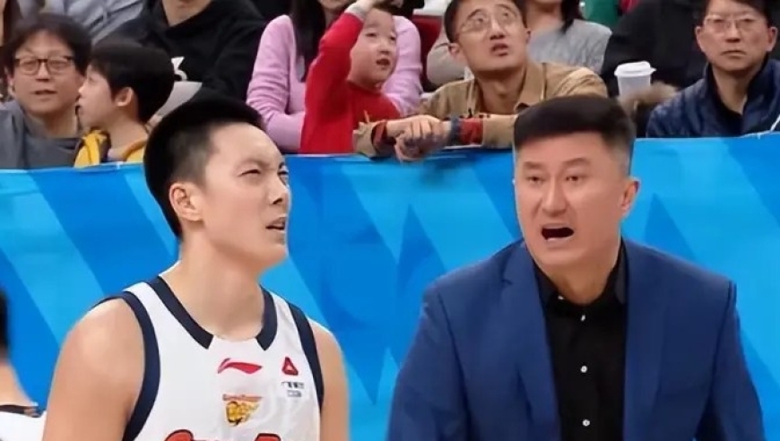 40分惨案！广东71中24遭上海四核狂虐，球迷怒喊：杜锋下课，胡明轩滚蛋