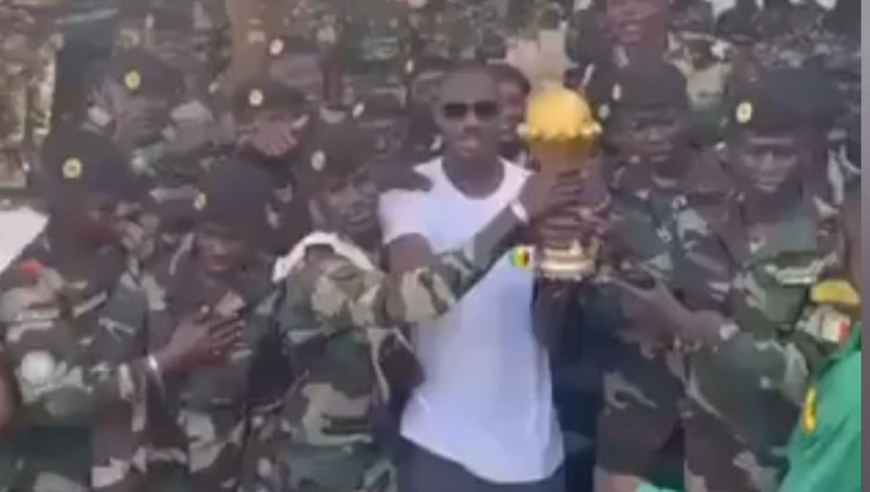 看谁敢拿！塞内加尔拒绝归还非洲杯，奖杯被送进军事基地