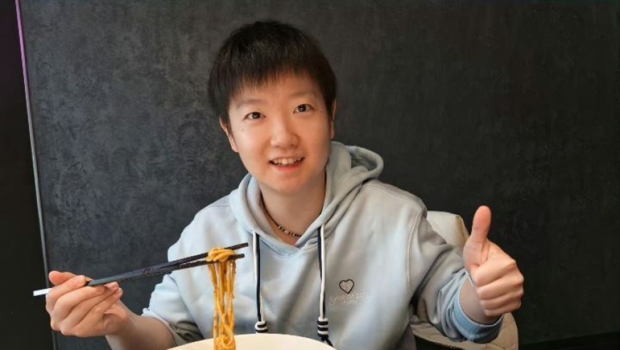 幸福！孙颖莎与父母共同庆生，闺蜜团大合照曝光：吃长寿面+蛋糕