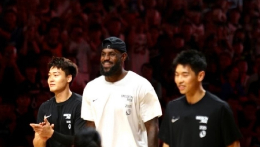 詹姆斯中国行成都站盛况：赵睿崔永熙李梦助阵 指导国青大秀暴扣