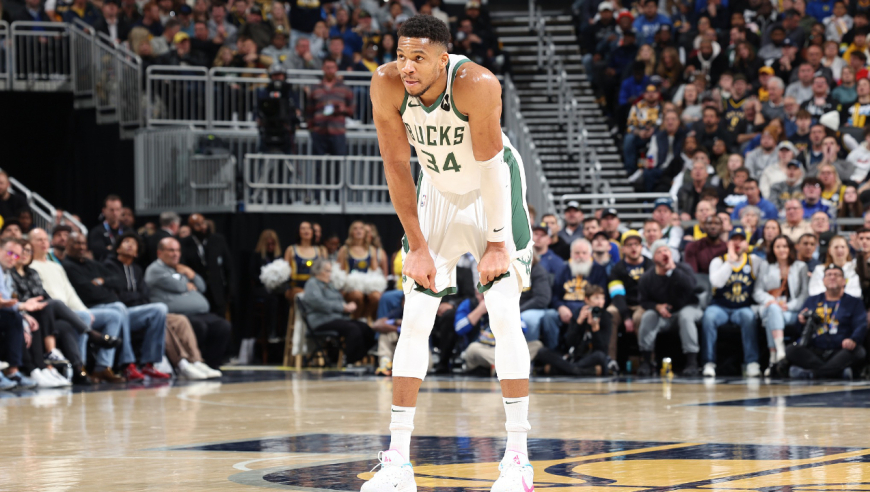 致敬詹姆斯？字母哥比赛中上演五步上篮 暴扣后还大喊这是我的地盘