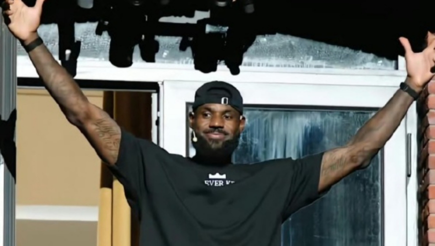 一个视频来看詹姆斯上海行的人气！死忠球迷们齐声大喊LBJ