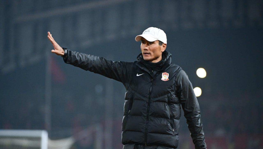 邵佳一执教国足的年薪曝光，还不及李铁的八分之一，引发球迷热议