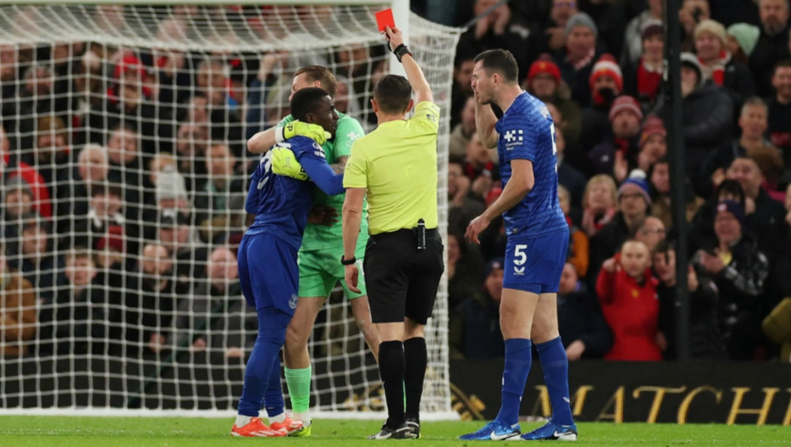 活久见！英超内讧一幕：不满队友发挥反手一巴掌 被裁判红牌直接驱逐