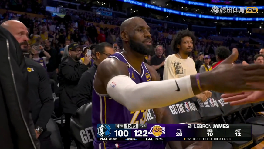 老当益壮！詹姆斯拿下生涯第123次三双 海斯直接暴扣为老詹庆祝