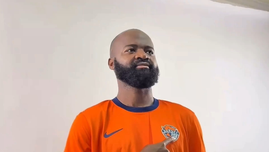 青岛海牛外援兰克尔泽真是坏到了极致，巴洛特利在他面前都是弟弟！｜体坛记忆