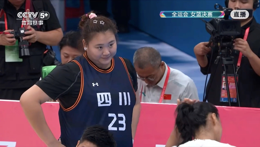 刘禹彤决赛仅3分回顾：篮下强硬2+1 内线艰难要位却没人给她传球