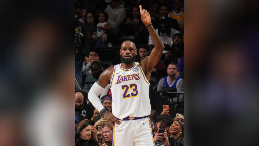 詹姆斯超高球商一幕：指挥里夫斯跑位 提前预判战术制胜抢断