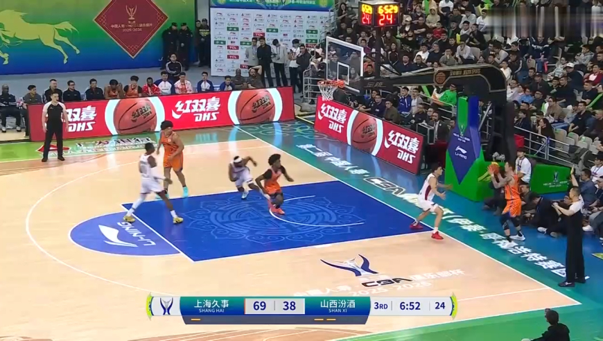 打起来了！慢镜还原上海男篮山西男篮激烈冲突，现场一片混乱