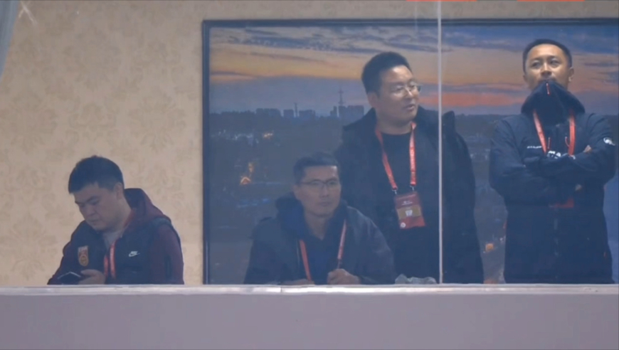 出任国足新帅后首次露面！邵佳一观战熊猫杯，拿笔认真记录考察球员