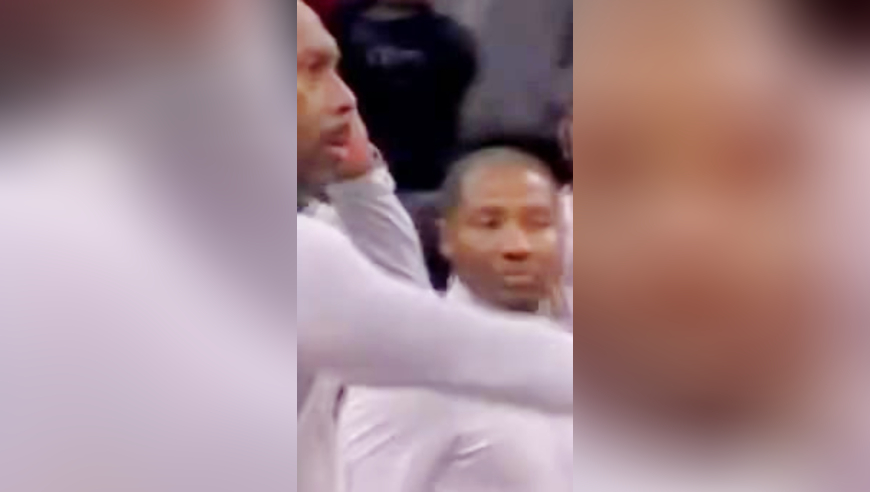 惊得亚历山大目瞪口呆 阿伦推倒切特引发两队冲突遭驱逐