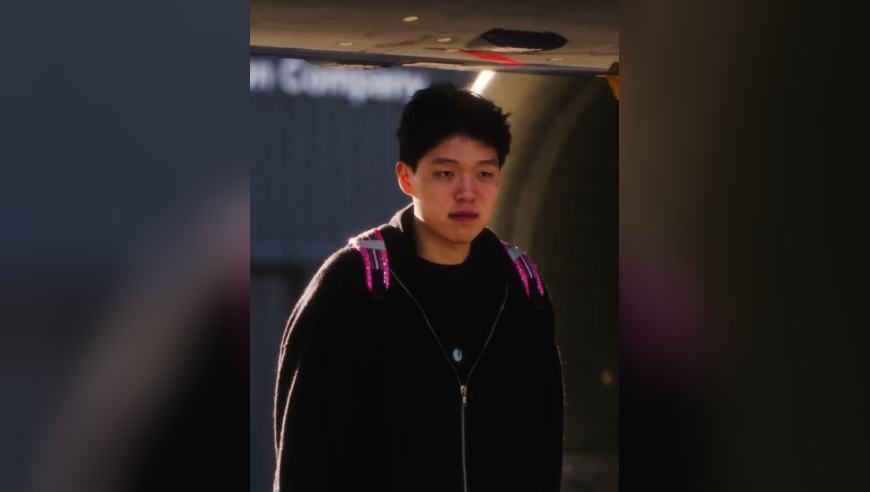 杨瀚森背粉色小书包飞往湾区！新发型清爽不少 下一场对阵勇士