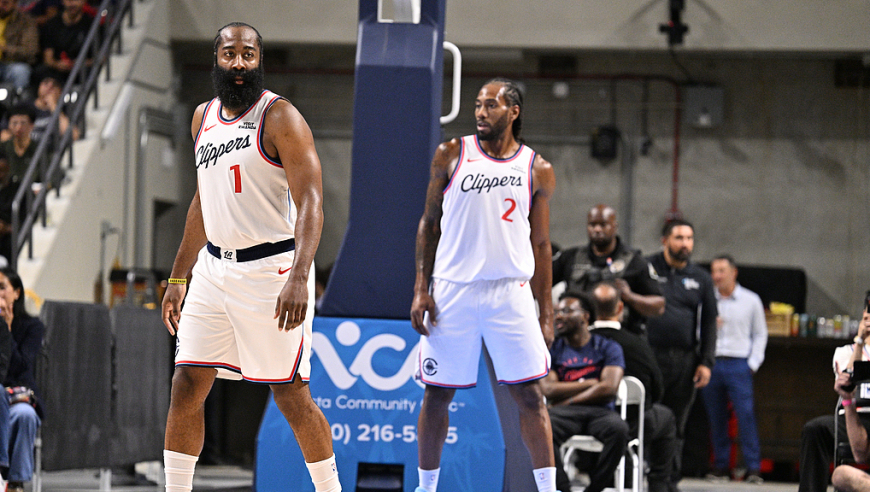 究竟谁40岁！小卡后场摔倒吓人一跳 詹皇飞天血帽科比布朗