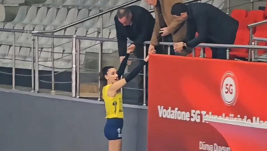 即便赛场再凶悍，在父亲面前也是&ldquo;小女孩&rdquo;！