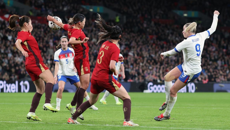 中国女足防线抽象，英格兰逼抢到门口还在倒脚，门将直接传给对手丢球