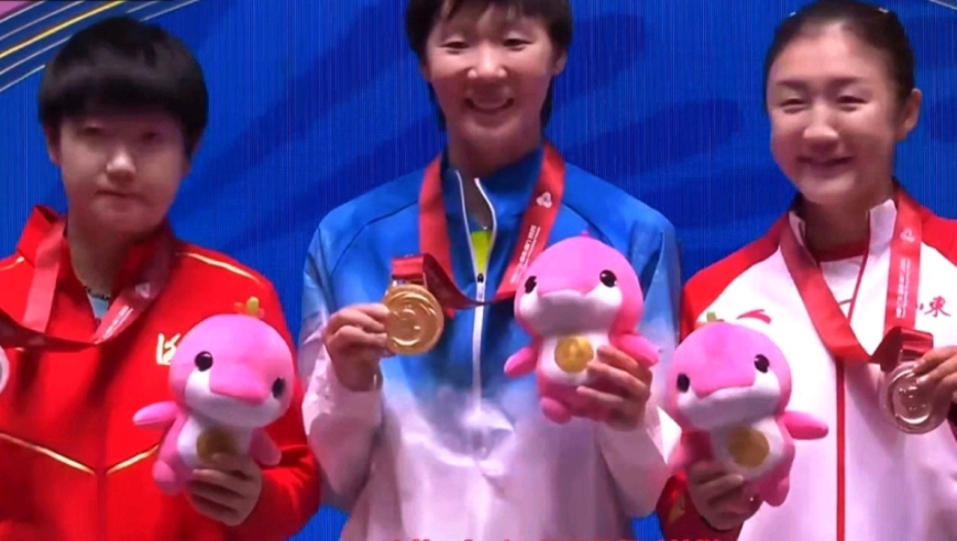 女单颁奖仪式：陈梦一句话让王曼昱笑的贼灿烂，曼昱主动拉莎莎梦姐上台合影