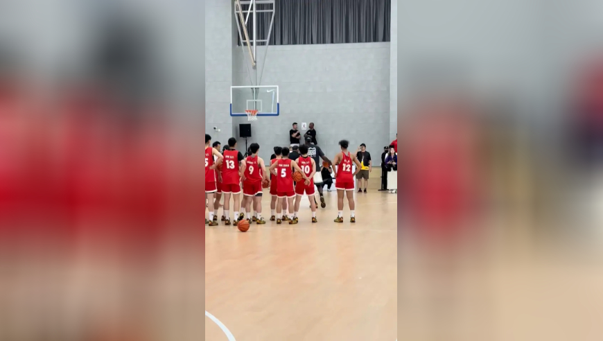 詹姆斯指导U19中国男篮和U16中国女篮，分享转换进攻技巧，要求先对抗顶开上篮空间，重点是不能支手臂推人，要用肩膀和臀部对抗