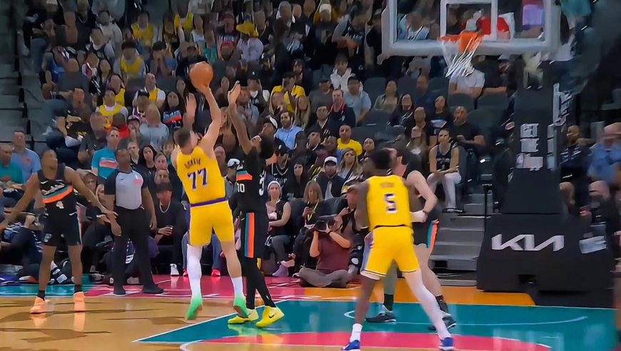 攻传一体！东契奇开场就接管湖人得分+助攻对抗马刺全队