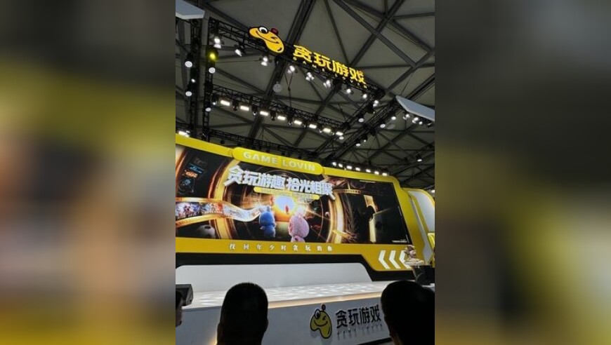 2025开展，贪玩游戏展台现场热歌热舞