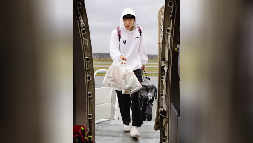 杨瀚森随队飞赴迈阿密！连续3场DNP保持耐心：冲着镜头比耶