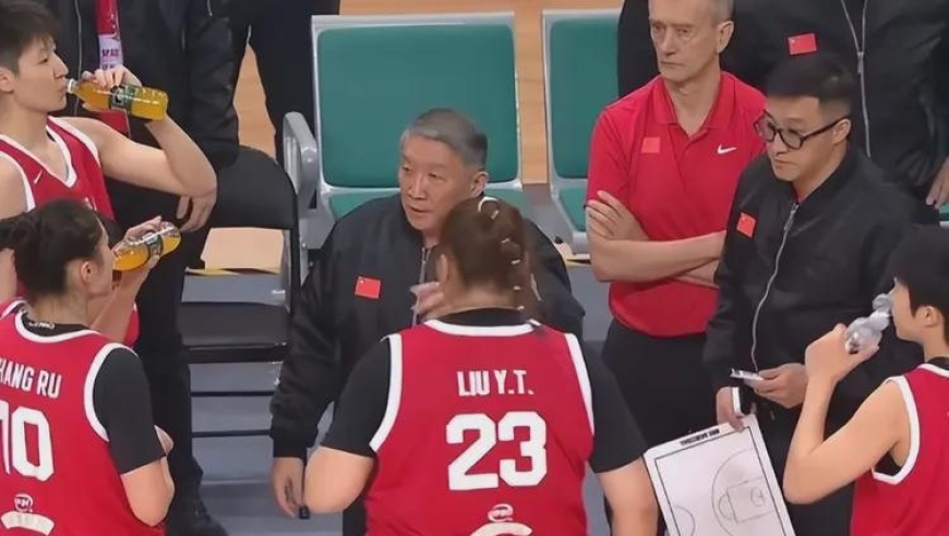 女篮暴露最大短板！74天不知道练了啥，球迷：能力太差，赶紧换了他