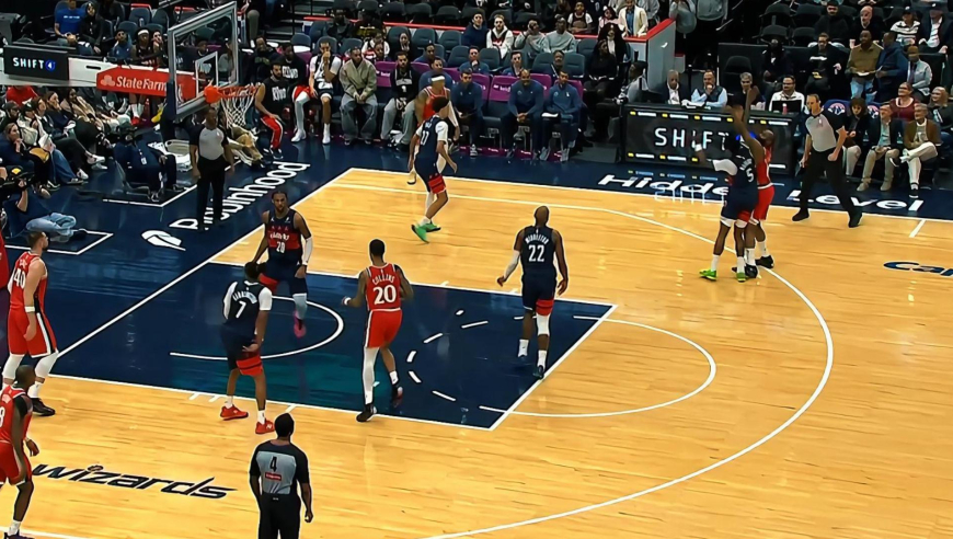 太危险了！哈登三分出手遭奇才沃特金斯垫脚 裁判回看后升级恶犯