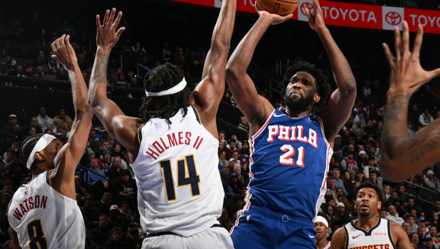 掘金76人加时赛生死时刻：恩比德失误+被盖帽+干扰球葬送费城