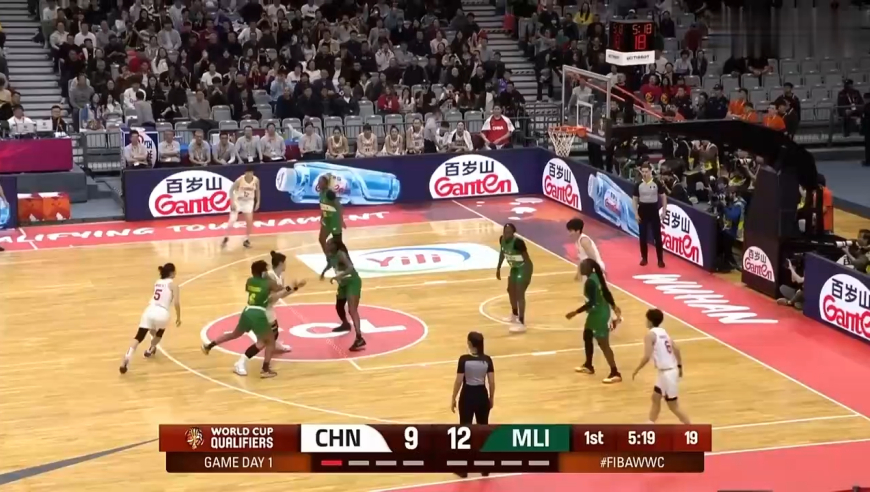 李月汝这球太炸裂了！马里女篮众将看呆，中国女篮全队疯狂欢呼！