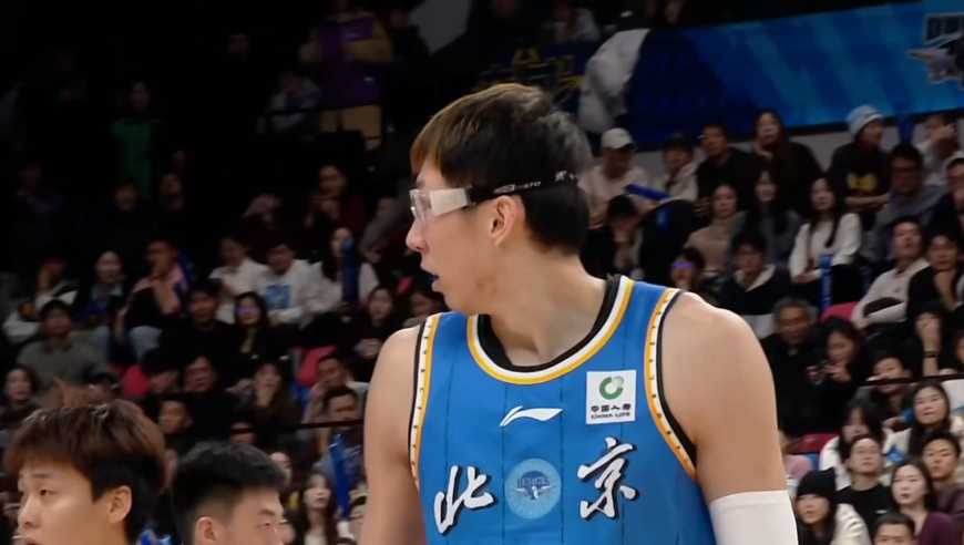 广东北京全场争议：周琦撞伤徐杰 大魔王连续喷裁判吃技犯