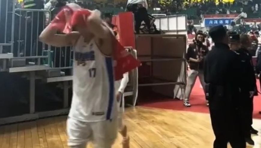 1分惜败就吐口水？山西主场再爆丑闻！13万罚款没记性，球迷：丢尽省份脸